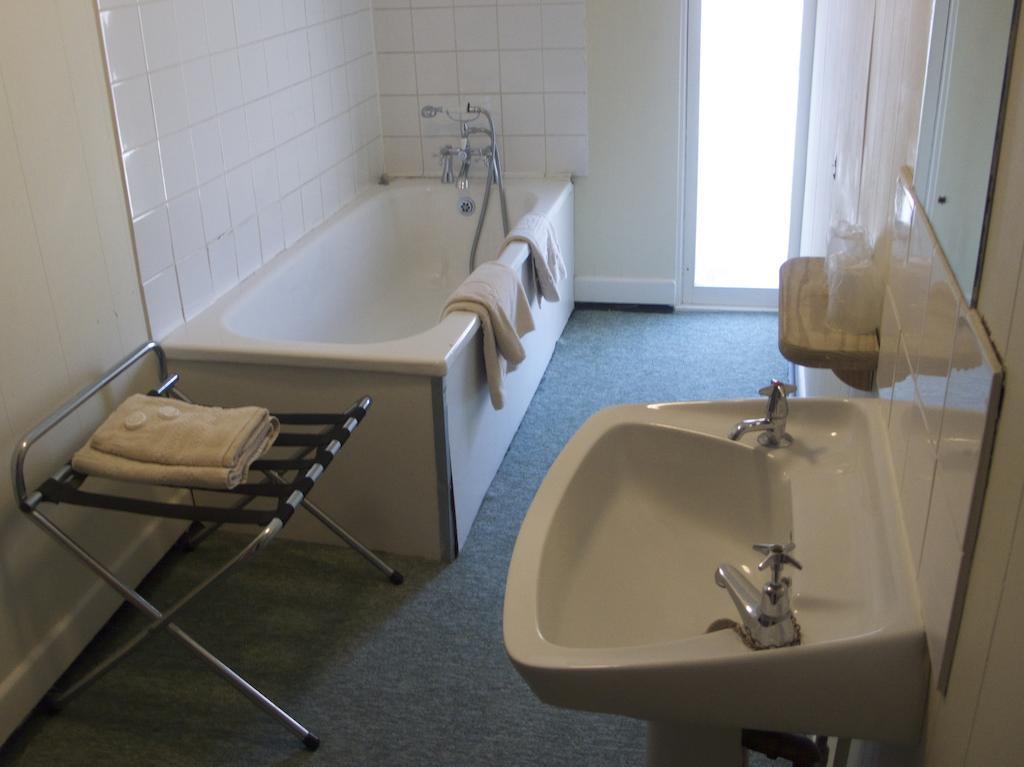 Calverts Hotel - Newport, Isle Of Wight Стая снимка